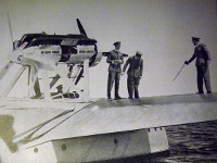 Londonderry: S.E. Balbo sull'ala del suo apparecchio. Vicino ai motori il Maresciallo dell'aria inglese Clark Stall e il comandante Trigona